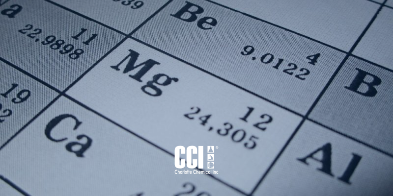 Elemento Magnesio (Mg) en la tabla periódica, representando su uso en la industria química y en la formulación de estearatos metálicos.